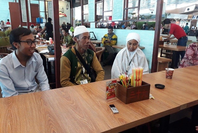 Janu Muhammad bersama kedua orang tuanya, Ngadiyo dan Lasiyem 