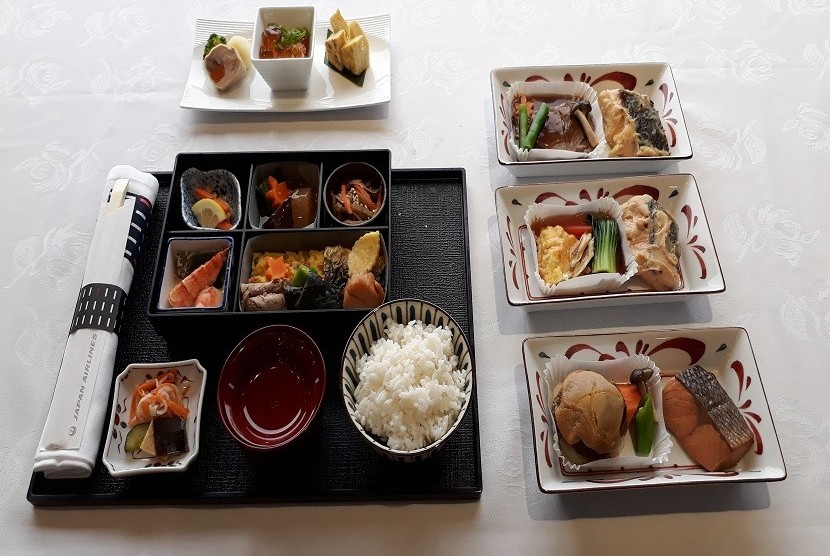 Japan Airlines (JAL) luncurkan menu tradisional Jepang yang halal bagi para penumpang di kelas Bisnis.