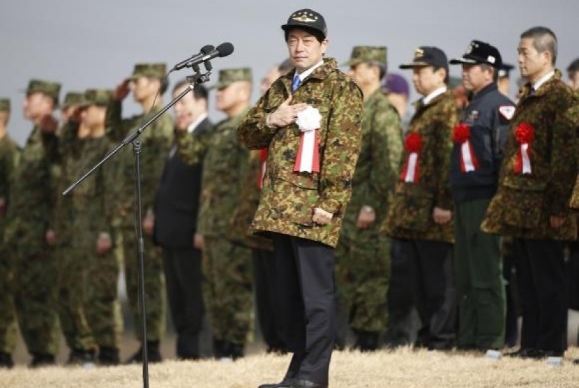 Japan's Defence Minister Itsunori Onodera (C) reviews troops from the Japanese Ground Self-Defense Force 1st Airborne Brigade in Funabashi, east of Tokyo January 12, 2014.