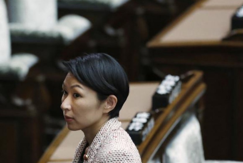 Japan's Economy, Trade and Industry Minister Yuko Obuchi leaves the upper house of parliament in Tokyo September 29, 2014. 