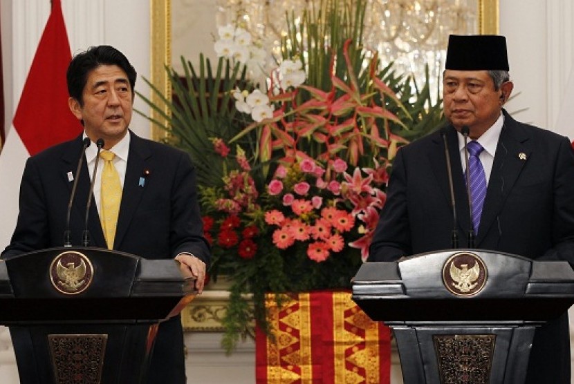 Japan's Prime Minister Shinzo Abe (left) accompanied by Indonesia's President Susilo Bambang Yudhoyono speaks in a news conference after their meeting at the Merdeka palace in Jakarta January 18, 2013. Abe is in Indonesia for a one-day state visit. 