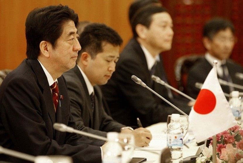 Japan's Prime Minister Shinzo Abe (left) is seen during a talk with his Vietnamese counterpart Nguyen Tan Dung (unseen) at the Government office in Hanoi January 16, 2013. Abe is in Hanoi for a two-day visit to Vietnam, the first leg of his Asian tour to V