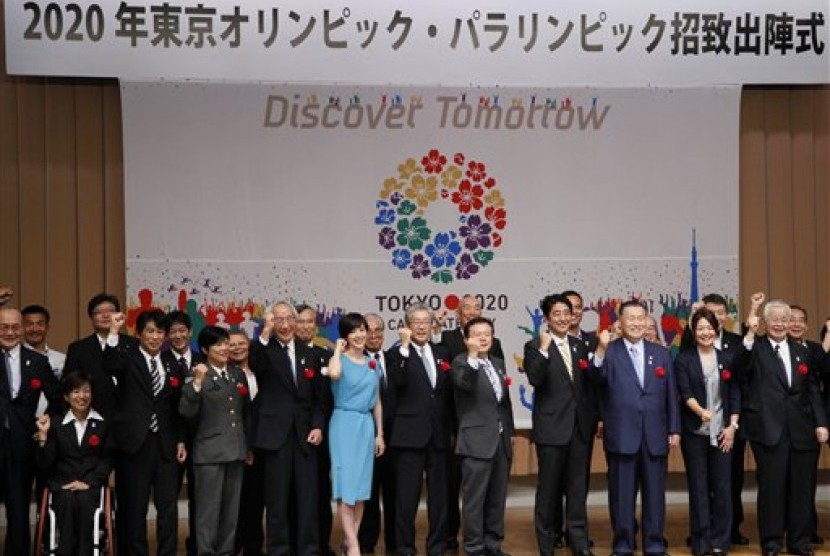 Japanese Prime Minister Shinzo Abe (fourth right) with other members of Tokyo 2020 bid delegation during a kick-off ceremony of the Tokyo's bid to host the 2020 Olympics in Tokyo Friday, Aug. 23, 2013. 