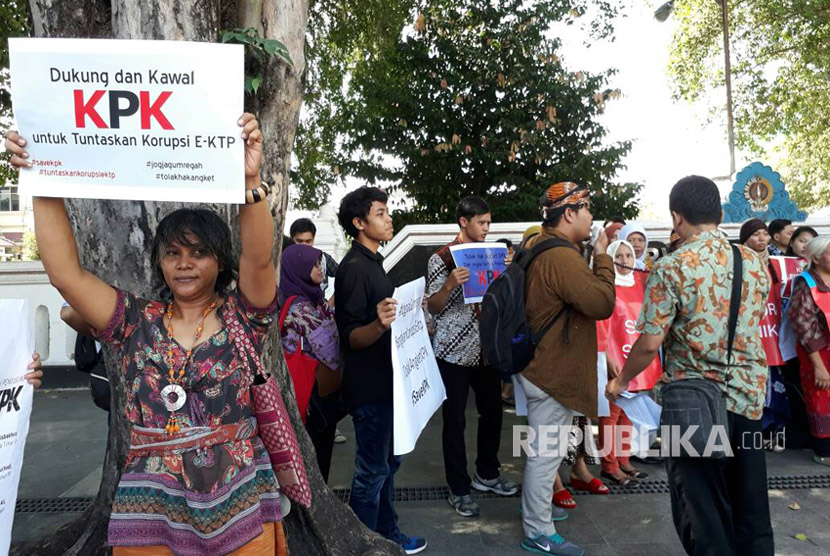 Jaringan anti korupsi Jogja melakukan aksi  tolak hak angket KPK dan dukung tuntaskan korupsi KTP,  di  DPRD DIY, Kamis (15/6).