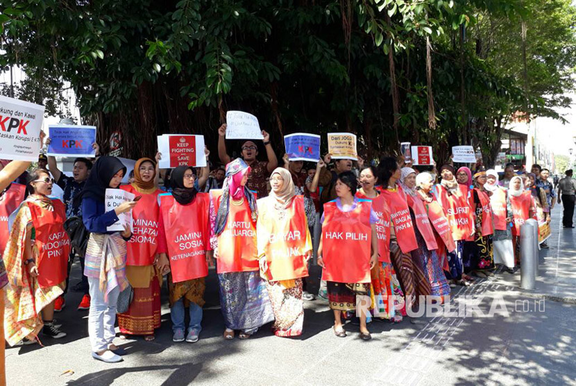 Jaringan anti korupsi Jogja melakukan aksi  tolak hak angket KPK dan dukung tuntaskan korupsi KTP,  di  DPRD DIY, Kamis (15/6).