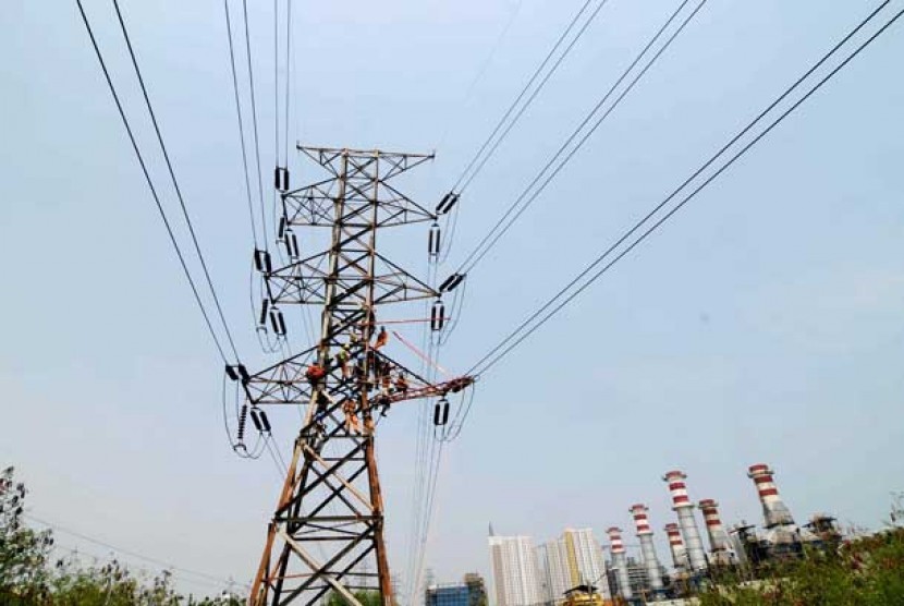 Jaringan listrik saluran udara ekstra tinggi (SUTET) di PLTGU Muara Karang, Jakarta.