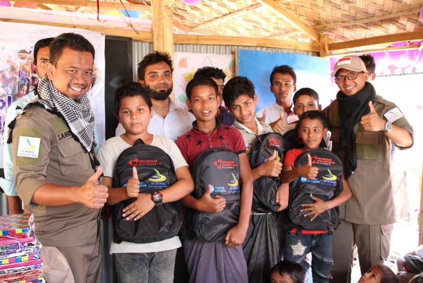  Jaringan Sekolah Islam Terpadu (JSIT) bekerjasama dengan PKPU Human Initiative mendirikan sekolah sementara untuk anak-anak pengungsi Rohingya yang berada di Kamp Pengungsian Balukhali 2. 