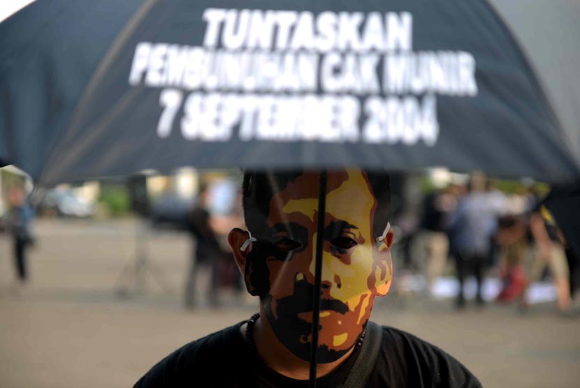  Jaringan Solidaritas Korban untuk Keadilan melakukan aksi Kamisan ke-364 dengan mengenakan topeng Munir di depan Istana Merdeka, Kamis (4/9). (Republika/ Wihdan)