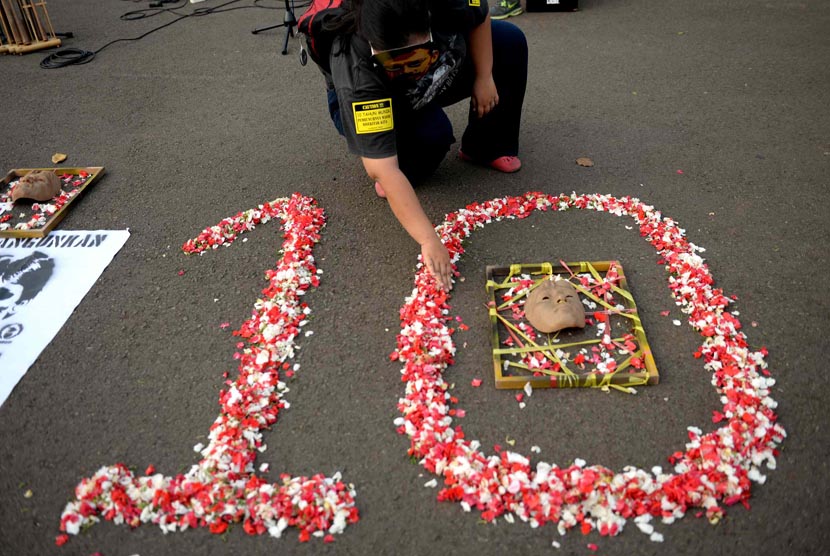  Jaringan Solidaritas Korban untuk Keadilan melakukan aksi Kamisan ke-364 dengan mengenakan topeng Munir di depan Istana Merdeka, Kamis (4/9). (Republika/ Wihdan)