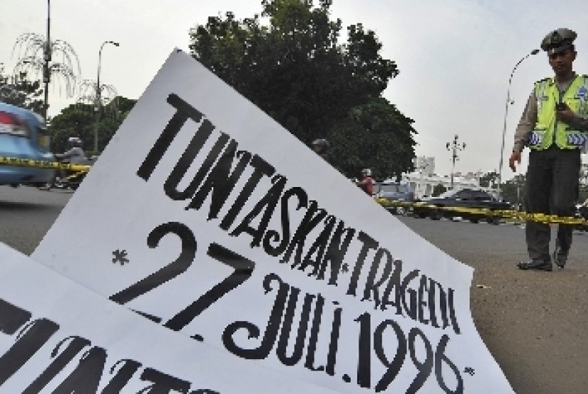 Jaringan Solidaritas Korban untuk Keadilan menuntut penyelesaian tujuh berkas kasus pelanggaran HAM berat yang menumpuk di Kejaksaan Agung dalam unjuk rasa di depan Istana Merdeka, Jakarta Pusat, beberapa waktu lalu.