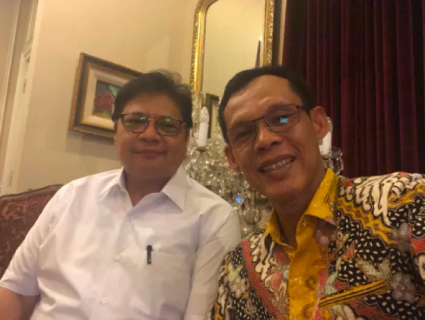 Jaro Ade bersama ketua umum partai Golkar Airlangga Hartarto