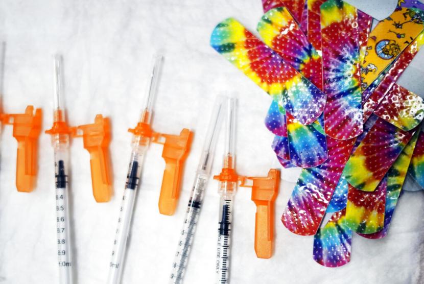 Jarum suntik dan perban warna-warni disiapkan ketika anak-anak dari sekolah setempat bersiap untuk mendapatkan vaksin COVID-19 di Pittsfield, Mass., pada Senin 13 Desember 2021. Sekitar 25 juta anak di seluruh dunia melewatkan vaksinasi rutin yang melindungi dari penyakit yang mengancam jiwa pada tahun lalu. 