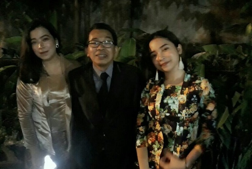 Jarwo Kwat hadir di acara resepsi pernikaha Kahiyang Ayu-Bobby Nasution, bersama kedua putrinya, Rabu (8/11)