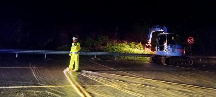 Jasa Marga Pandaan Malang dan kepolisian melakukan proses penanganan longsor di ruas tol Pandaan - Malang Km 78+900 arah ke Malang dan Surabaya, Selasa (8/3/2022). 