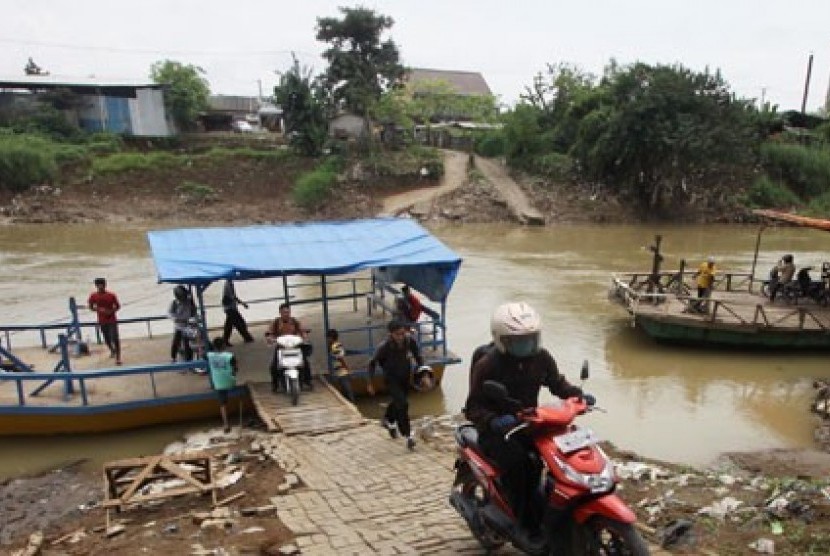 Jasa penyeberangan eretan akibat Jembatan Kedaung tak dibangun