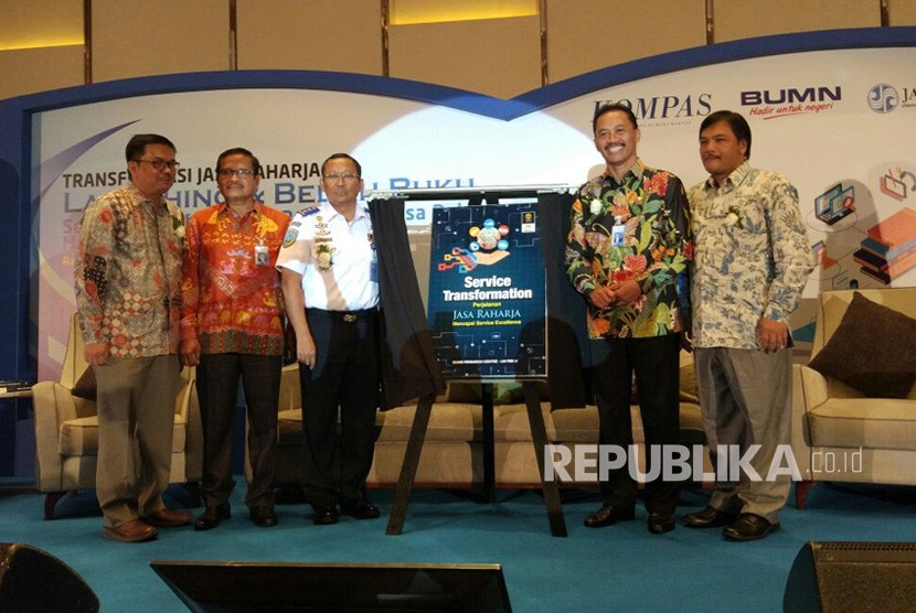 Jasa Raharja meluncurkan buku Service Transformation Perjalanan Jasa Raharja Mencapai Service Excellence di The Westin Hotel, Jakarta, Rabu (10/1). 