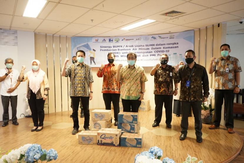 Jasa Tirta II bersama 11 BUMN atau anak usaha BUMN Produsen Air Minum Dalam Kemasan (AMDK) memberikan bantuan AMDK kepada Rumah Sakit Darurat COVID-19 di Jakarta pada Jumat (26/6).