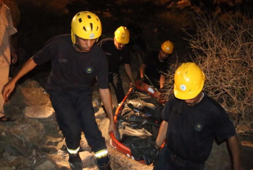 Jasad jamaah haji asal Turki saat dievakuasi dari Jabal Al Nour, Senin (7/9). Jamaah tersebut tewas saat mengejar kera yang mengambil tasnya