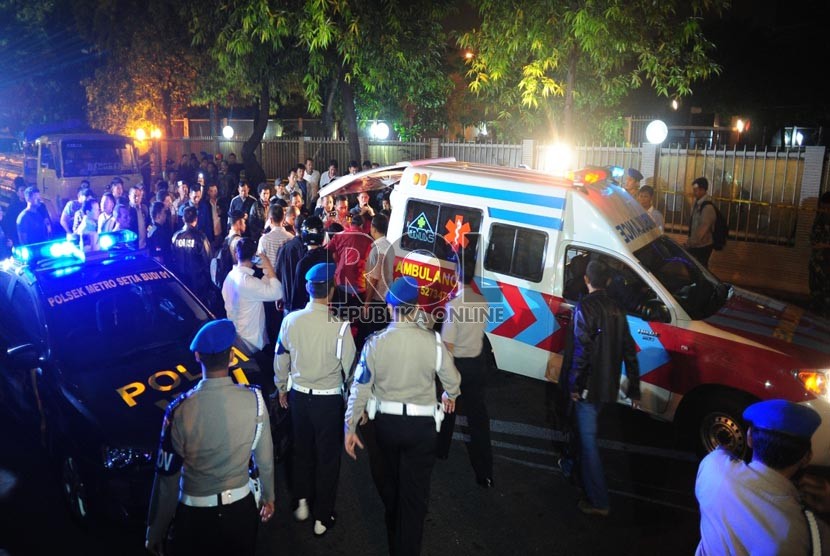  Jasad jenazah anggota kepolisian yang menjadi korban penembakan dimasukkan kedalam mobil ambulans di depan gedung KPK, Jakarta, Selasa (10/9) malam. ( Republika/Edwin Dwi Putranto)