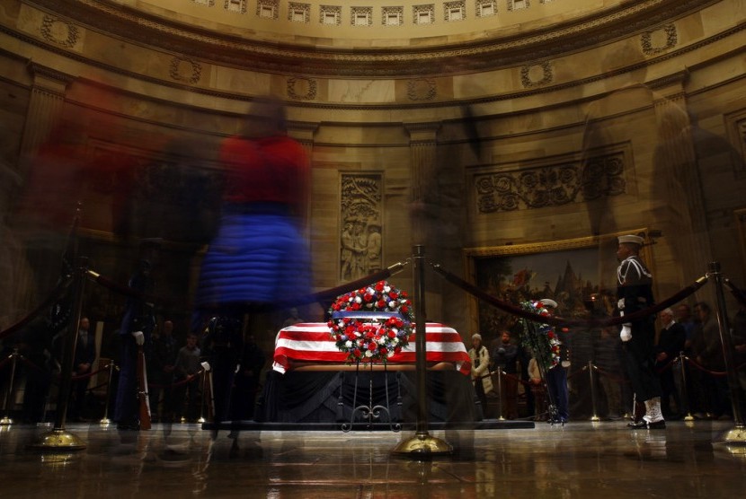 Jasad mantan presiden AS George HW Bush disemayamkan di Capitol Rotunda di Washington, Senin (3/12). 