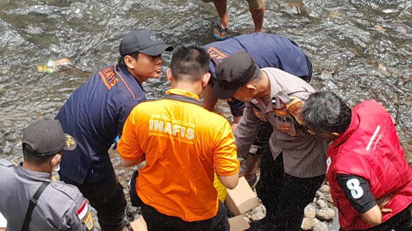 Jasad seorang bayi perempuan tanpa identitas ditemukan tewas di Sungai Cipaganti, Kelurahan Hegarmanah, Cidadap, Kota Bandung, Senin (4/11/2014) pukul 06.30 WIB. Korban langsung dievakuasi ke Rumah Sakit Sartika Asih untuk dilakukan pemeriksaan. 