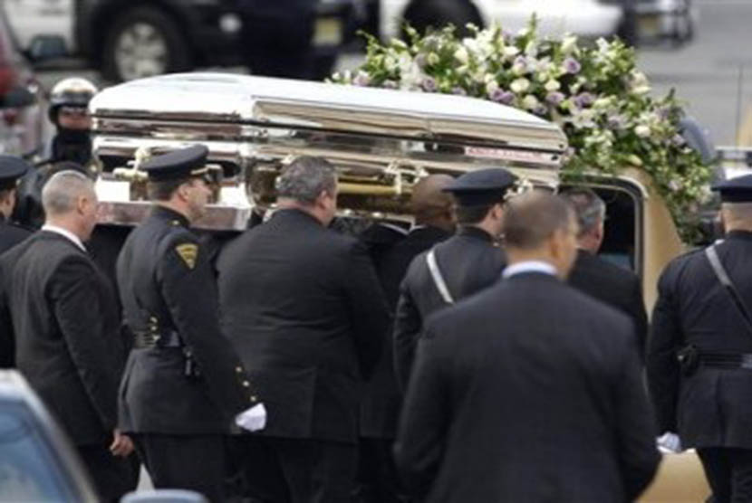 Jasad Whitney Houston dalam peti mati dibawa menuju mobil jenazah setelah upacara pemakaman di Gereja Baptis New Hope, Newark, Sabtu (18/2).
