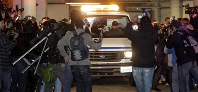 Jasad Whitney Houston dibawa dari Hotel Beverly Hilton, California, Ahad (12/2). 