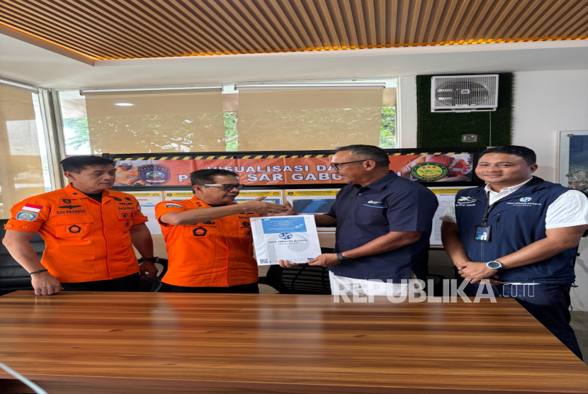Jasaraharja Putera (JRP Insurance) secara simbolis menyerahkan komitmen perlindungan asuransi kecelakaan diri kepada tim penyelam yang bertugas dalam operasi pencarian korban KMP Tunu Pratama Jaya.