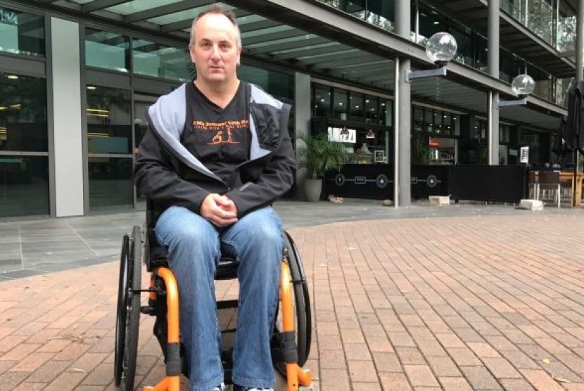 Jason Jones sedang mencoba aplikasi 'Navability' yang membantu pengguna kursi roda dengan mudah.