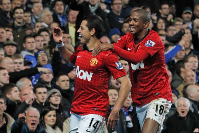 Javier 'Chicharito' Hernández, kiri, saat merayakan gol kemenangan Manchester United atas Chelsea, di Stamford Bridge, London Senin (29/10) WIB dinihari.