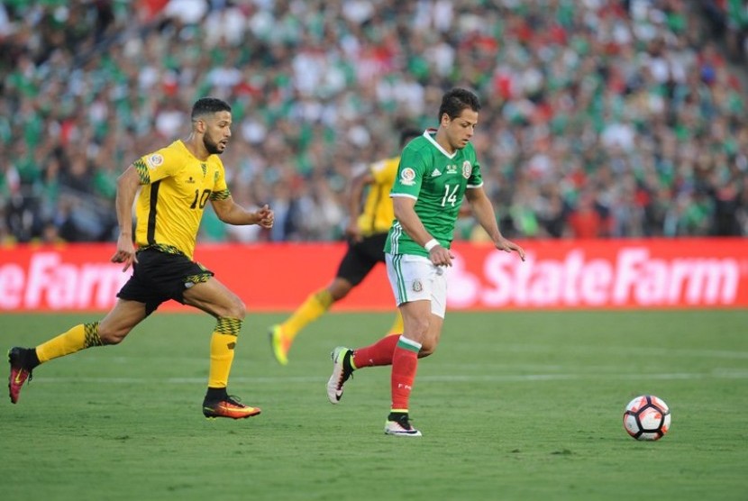 Javier 'Chicharito' Hernandez (hijau), pencetak gol pertama Meksiko melawan Jamaika.