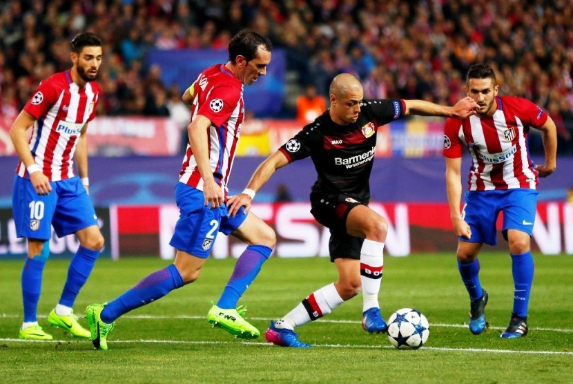 Javier 'Chicharito' Hernandez (kedua kanan) dijaga ketat para pemain Atletico Madrid.
