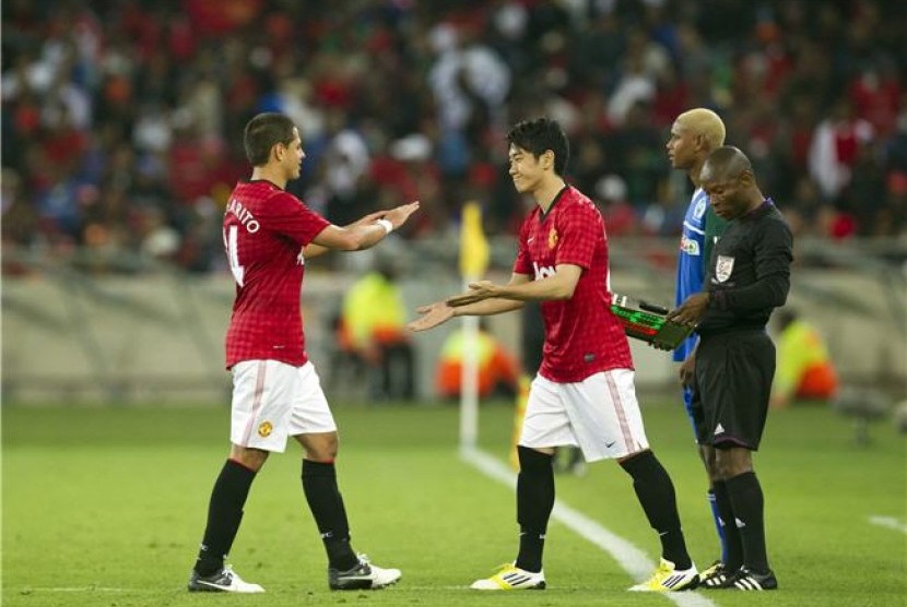 Javier Hernandez (kiri) keluar lapangan digantikan oleh Shinji Kagawa dalam laga pramusim Manchester United lawan Amazulu di Durban, Afrika Selatan, Rabu (18/7).