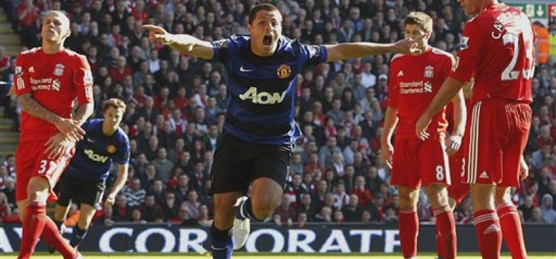 Javier Hernandez (tengah), striker Manchester United, meluapkan emosinya usai menjebol jala Liverpool di laga Liga Primer Inggris.