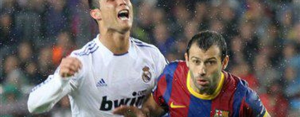 Javier Mascherano (kanan) dan Cristiano Ronaldo.