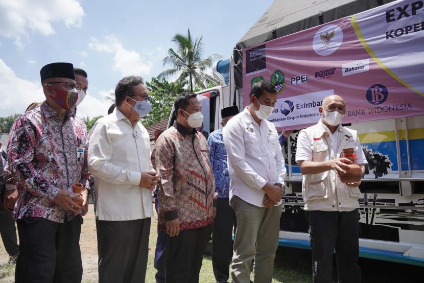 Jawa Barat (Jabar) terus melakukan pemulihan ekonomi melalui peningkatan ekspor produk unggulan. Ekspor tersebut, salah satunya dilakukan oleh para penghasil kopi di Kabupaten Subang. (ilustrasi)