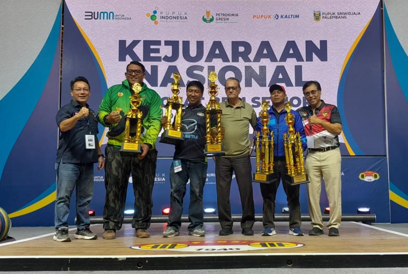 Jawa Barat keluar sebagai juara umum Kejuaraan Nasional (Kejurnas) Angkat Besi Senior Pupuk Indonesia 2023 yang berakhir pada Ahad (23/7/2023) sore di GOR Saparua, Bandung, Jawa Barat.