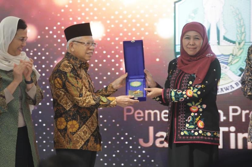 Wakil Presiden KH Ma'ruf Amin menyerahkan penghargaan Adinata Syariah 2023 kepada Gubernur Jawa Timur Khofifah Indar Parawansa di Jakarta, Jumat (26/5/2023). Jawa Timur menjadi Juara Umum Adinata Syariah 2023.