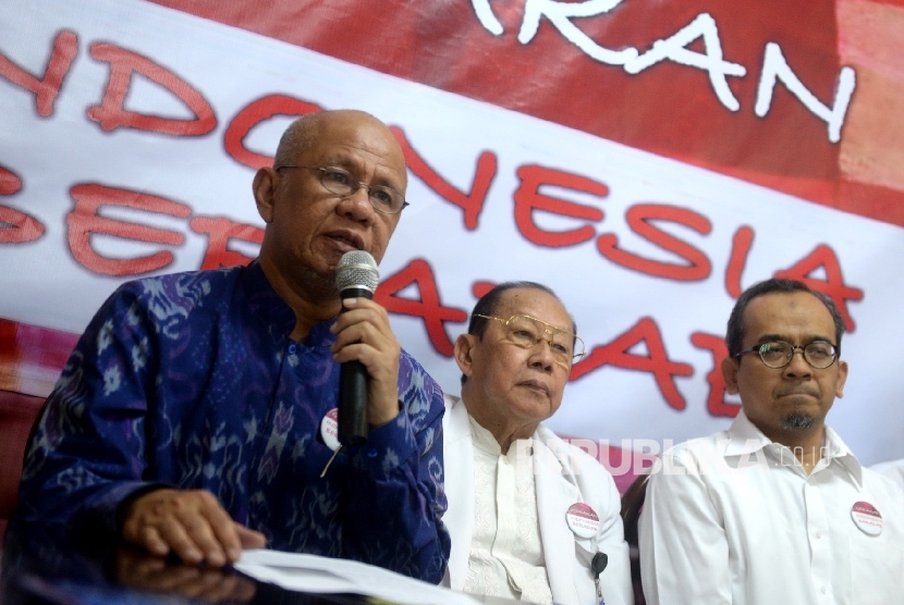 Jawaban Fidiansjah kepada LBH. (dari kiri) Psikiater Fidiansjah, Psikiater Dadang Hawari, dan Komisioner GIB Bagus Riyono menggelar konferensi pers di Jakarta, Rabu (23/3).