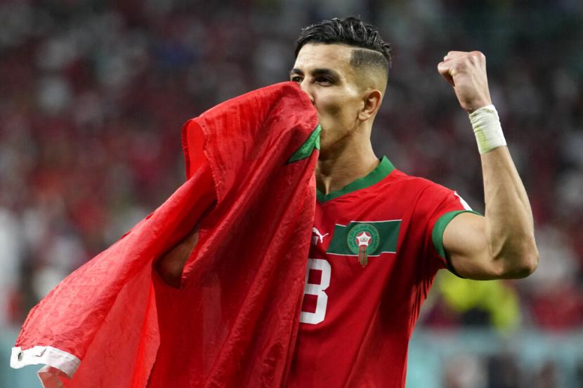  Jawad El Yamiq dari Maroko melakukan selebrasi setelah adu penalti pada pertandingan sepak bola babak 16 besar Piala Dunia antara Maroko dan Spanyol, di Stadion Education City di Al Rayyan, Qatar, Selasa, 6 Desember 2022. 
