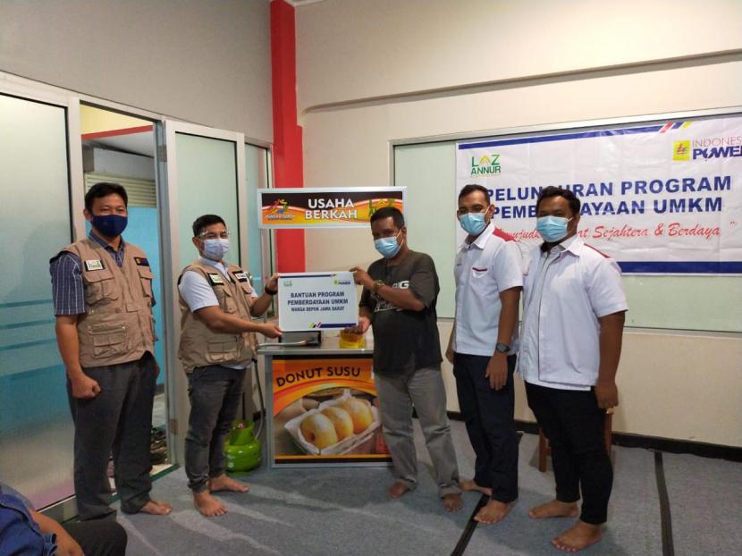 Jawara Depok bekerja sama dengan LAZ Annur Indonesia Power secara simbolis menyerahkan bantuan usaha kepada 25 orang penerima manfaat dalam program 