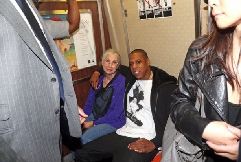 Jay Z bepose bersama seorang penumpang kereta bawah tanah di London 