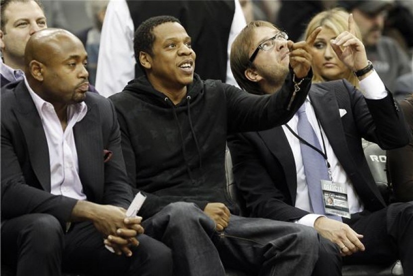 Jay Z (tengah) menyaksikan laga NBA antara New Jersey Nets lawan Utah Jazz. 