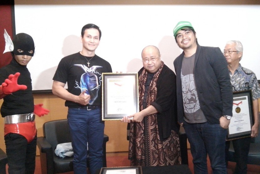 Jaya Suprana memberikan penghargaan kepada komikus Marcellino Lefrandt, Pepeng Naif dan Andi Wijaya.