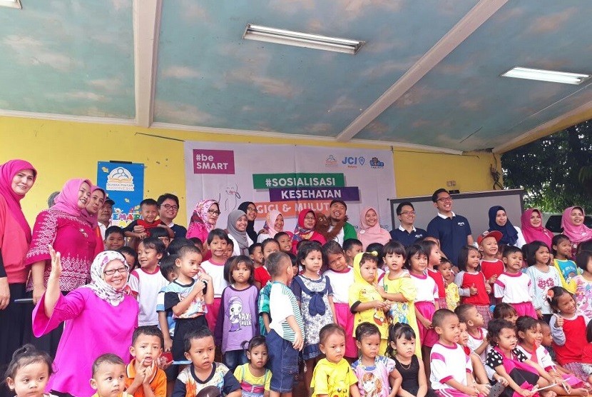 JCI Batavia bekerja sama dengan Fakultas Kedokteran Universitas Indonesia menggelar kegiatan sosialiasi kesehatan gigi dan mulut bersama 150 anak PAUD di wilayah Kramat Jati, Jakarta Timur. 