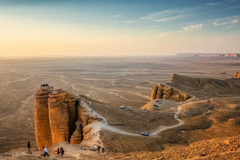 Jebel Fihrayn adalah bagian dari Tuwaiq Escarpment dan turun 300 meter ke dasar laut kuno. Terletak lebih dari 90 kilometer barat laut ibu kota Kerajaan, Riyadh, Jebel Fihrayn adalah salah satu keajaiban alam yang menakjubkan di Arab Saudi. Lima Destinasi Hiking Terbaik di Arab Saudi Saat Musim Dingin
