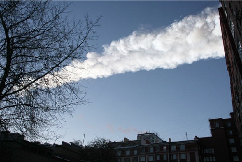 Jejak asap dari meteorit jatuh terlihat di langit kota Chelyabinsk, Ural, Rusia, pada 15 Februari 2013. 