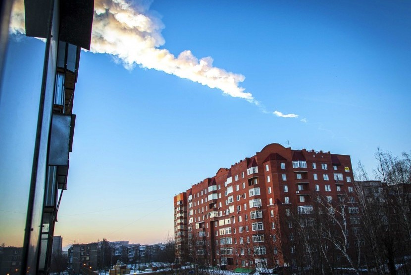 Jejak asap lintasan meteor Ural.