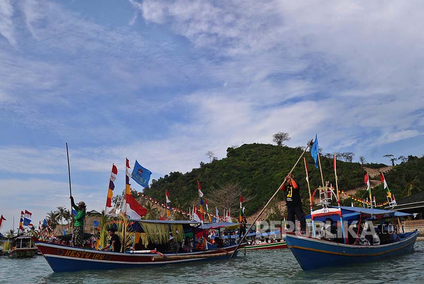 Jejak Krakatau: Barisan Perahu dari Pantai Sari Ringgung, Lampung.