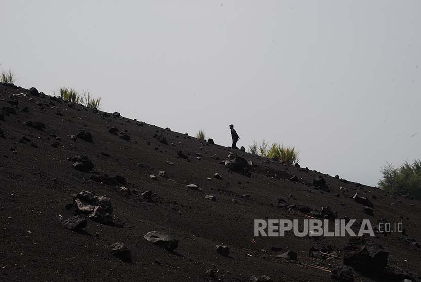 Jejak Krakatau: Medan terjal menanjak menjelang kawah Gunung Anak Krakatau 